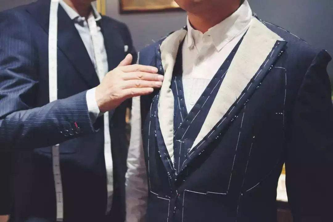 盤錦西服定做需要注意的三點